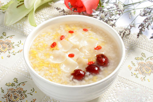 食疗排恶露小米鸡蛋红糖粥
