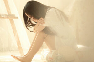 女人沉思